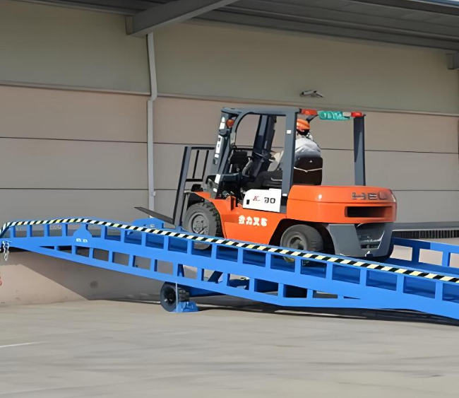 淇县移动式卸货平台（叉车用）